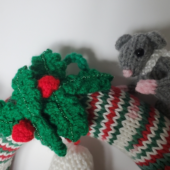✨️HOST PICK✨ Handcrafted Knitted Christmas Wreath Mice Pinecones Holly and Bell - Picture 10 of 11